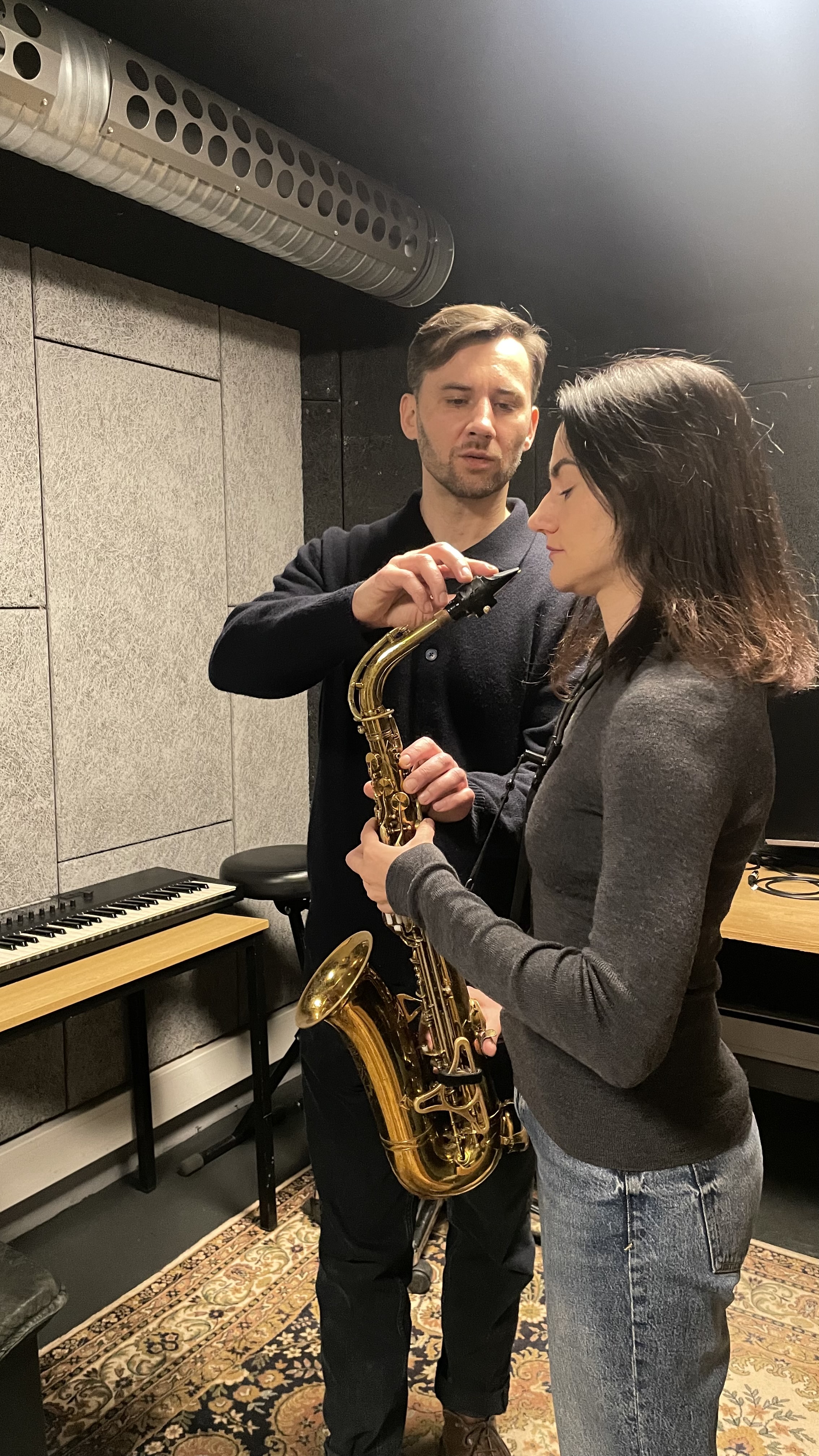 Andy mit Schuelerin im Unterricht