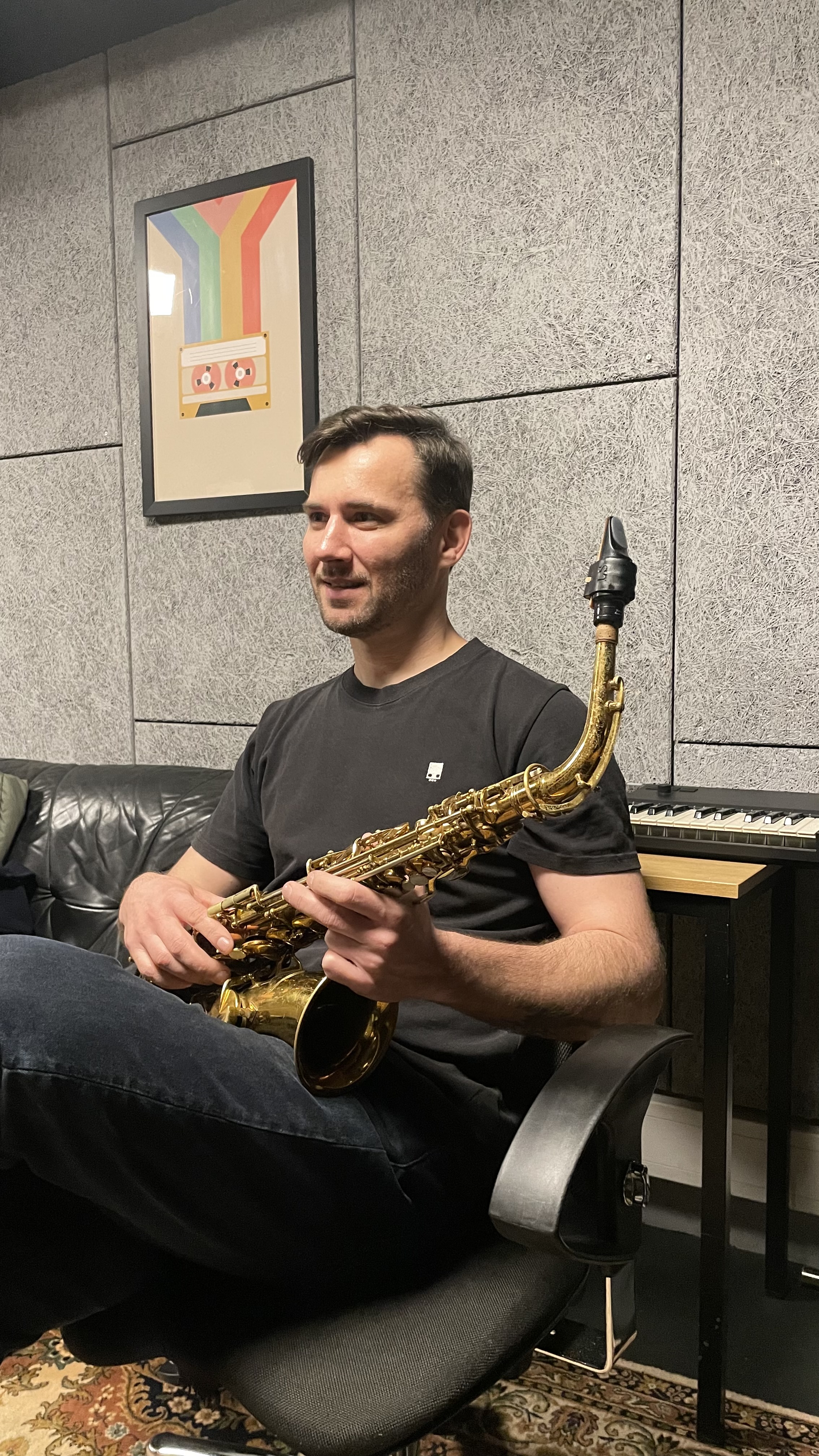 Andy mit Saxophon im Unterrichtsraum